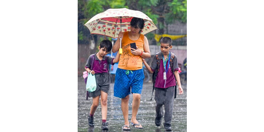 दिल्ली-एनसीआर में बदला मौसम का मिजाज, झमाझम बारिश से तापमान में गिरावट